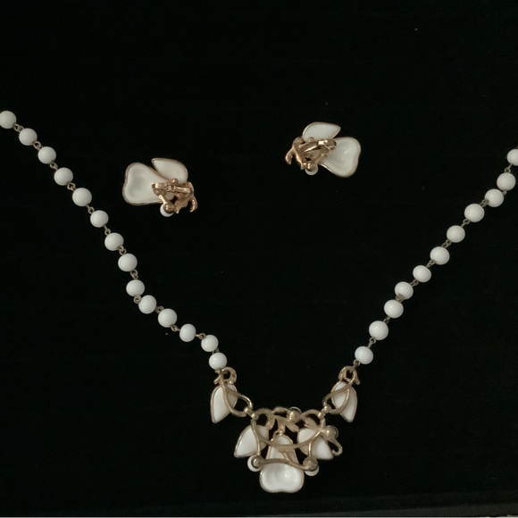 Vintage Trifari White Milk Glass Necklace & Earring Set - Picture 5 of 5